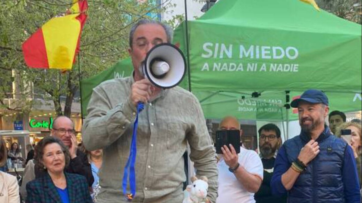 Carlos Flores.