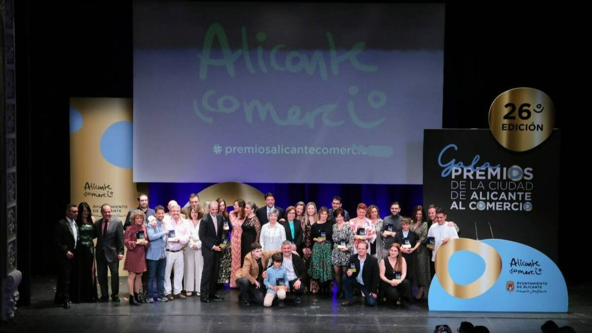 Foto de Familia de los premiados en la XXVI Gala del Comercio en Alicante