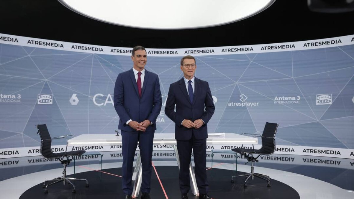 Sánchez y Feijóo, posando antes del debate.