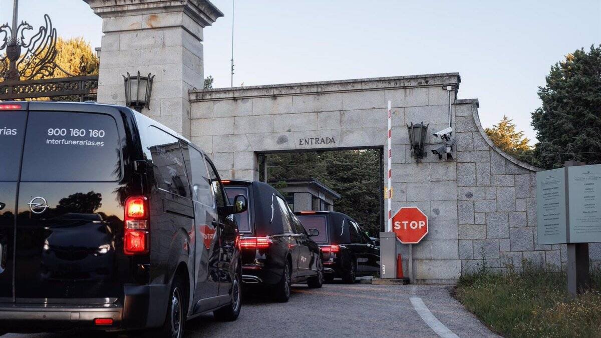Los coches fúnebres llegan al Valle de los Caídos para el traslado de los restos de Primo de RIvera