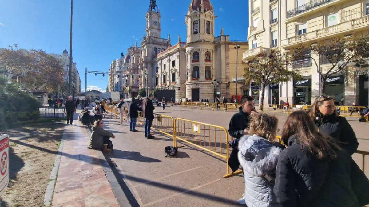 Plaza del Ayuntamiento de Valencia a las 11 de la mañana.