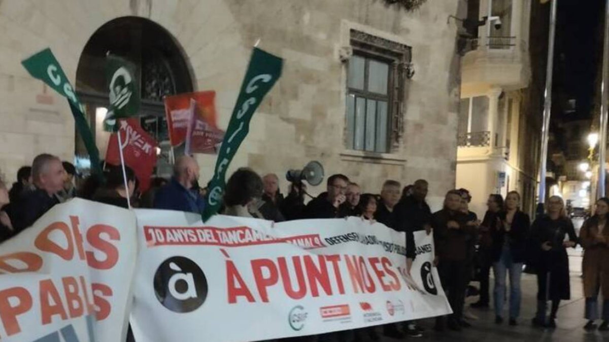 Concentración de los sindicatos de À Punt / PSPV.