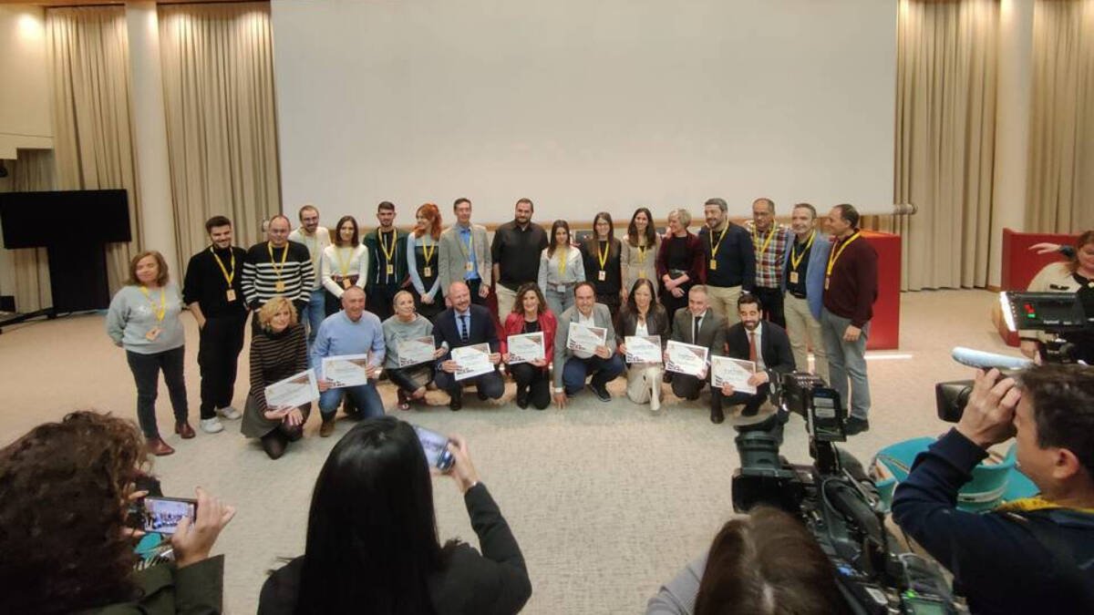 Los periodistas parlamentarios junto a los diputados galardonados.