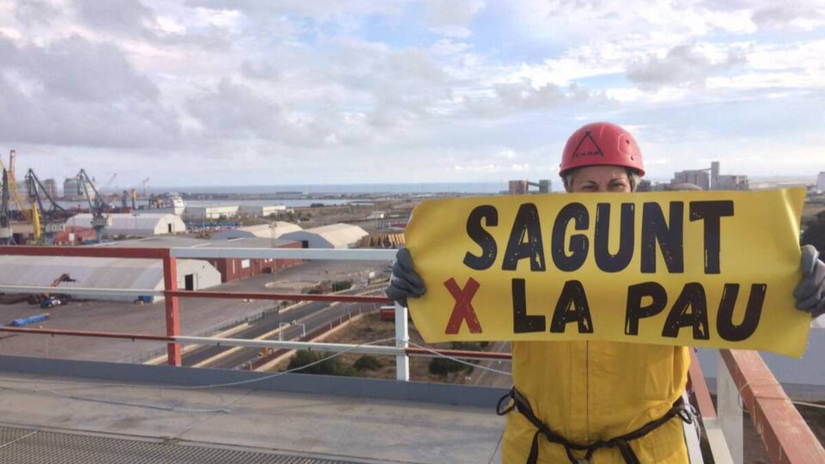 Un activista protesta en el puerto de Sagunto.