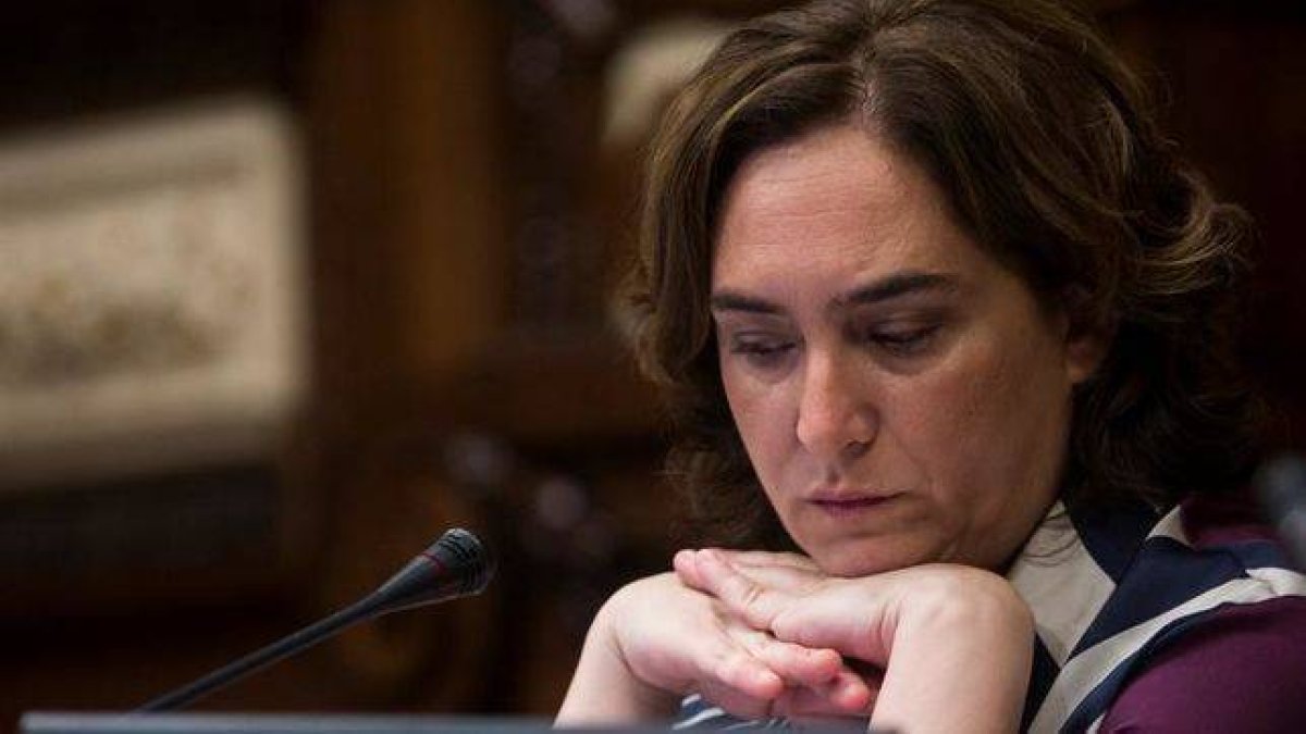 El feo gesto de Ada Colau con el dimitido Doménech deja vendido a Pablo Iglesias