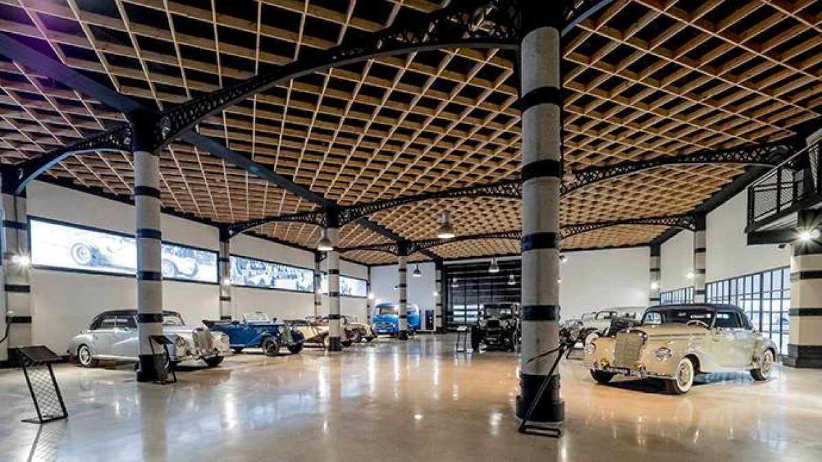 El museo de Aguinaga muestra su exposición de vehículos Mercedes-Benz
