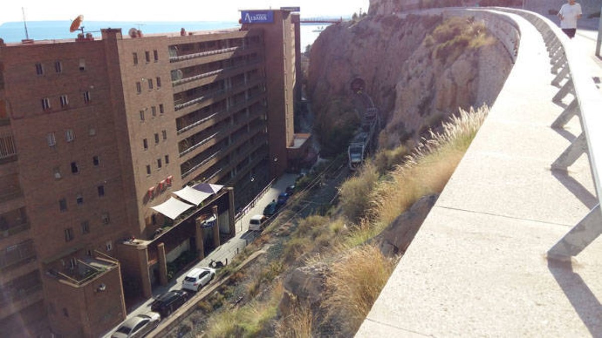 Alicante refuerza las líneas de bus con San Juan por la avería en el TRAM