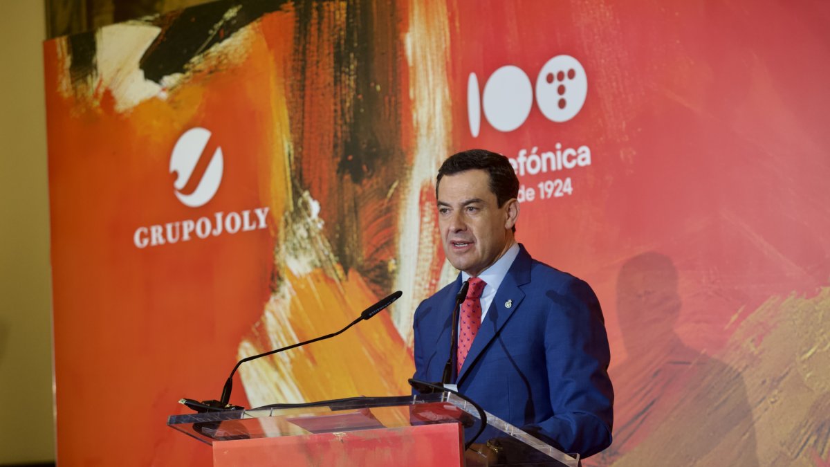 El presidente de la Junta de Andalucía, Juanma Moreno interviene en el acto del Grupo Joly.