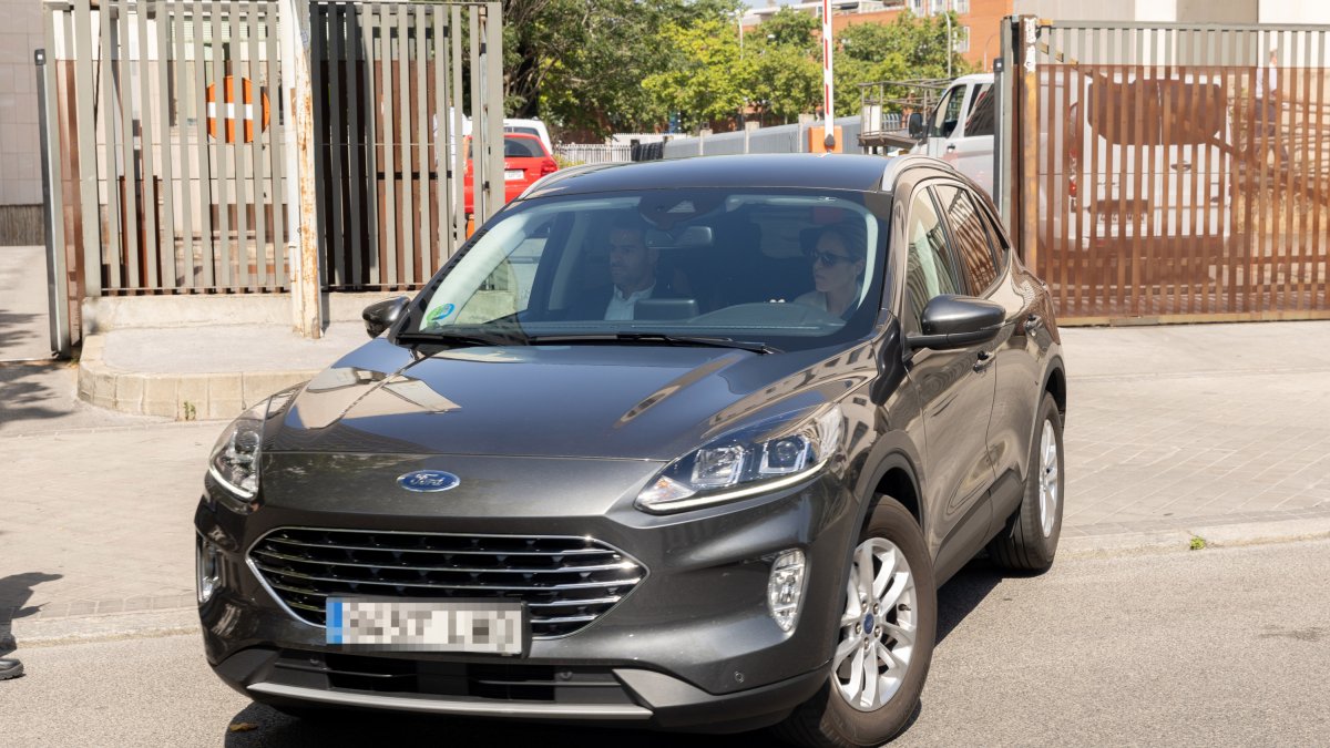 Un coche con las lunas tintadas con Begoña Gómez sale del garaje de los juzgados de Plaza Castilla.