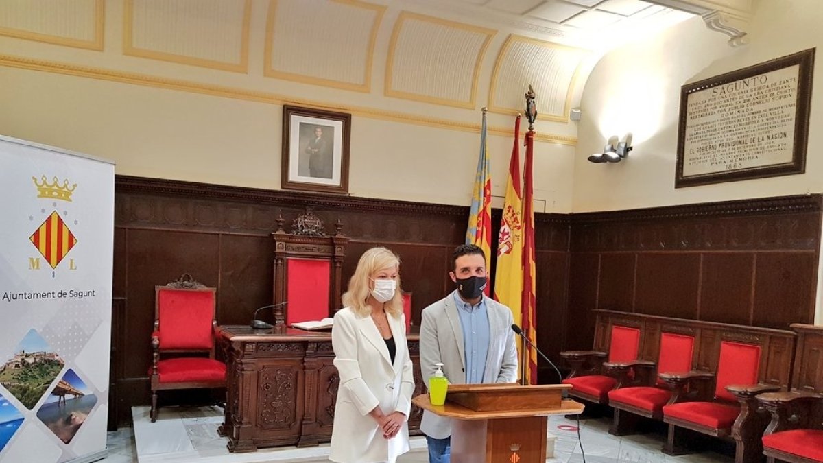 La exconsellera de Justicia, Gabriela Bravo, y el alcalde de Sagunto, Darío Moreno.