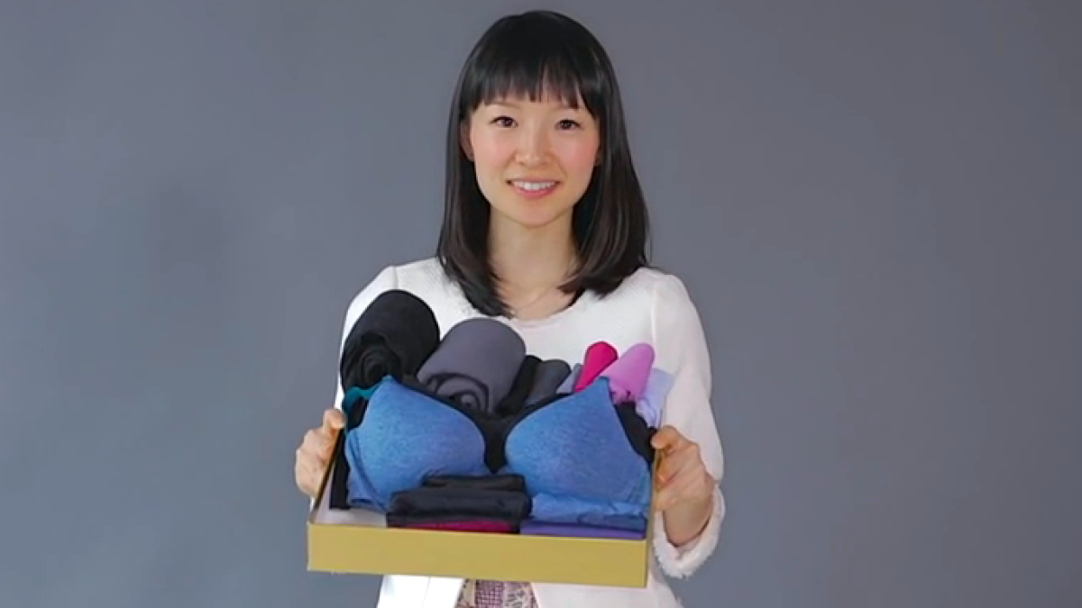 La autora Marie Kondo posando con uno de sus trucos para ordenar: las cajas.