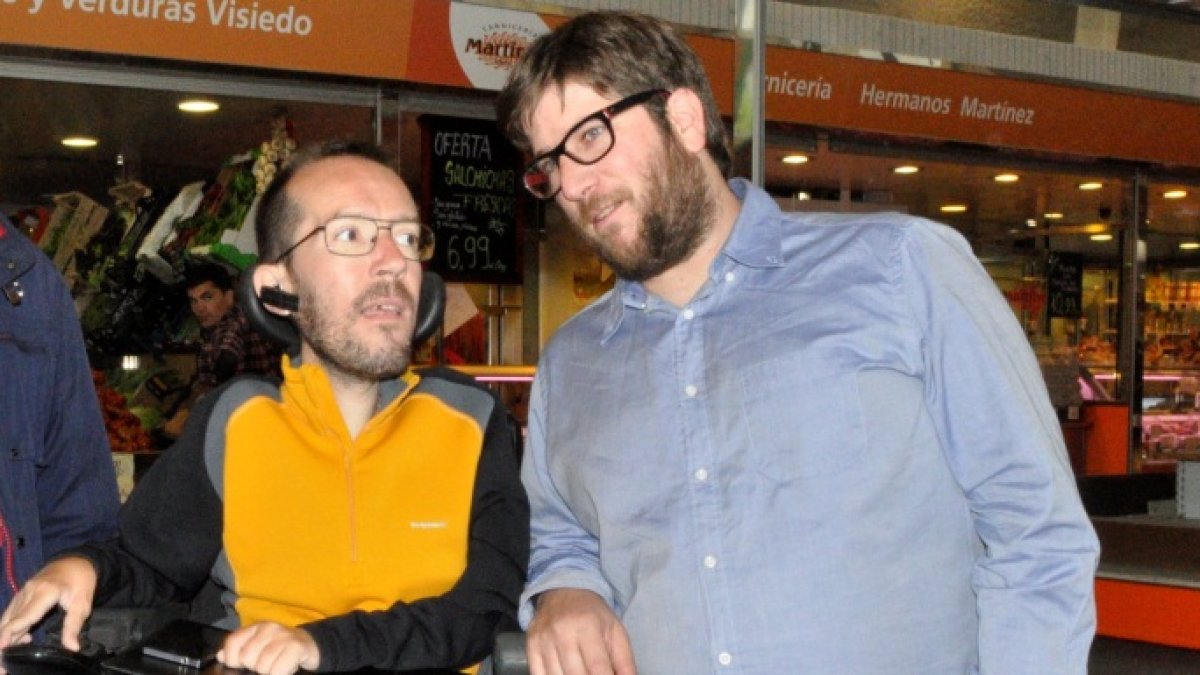 Miguel Urbán y Pablo Echenique, en un mercado en 2015