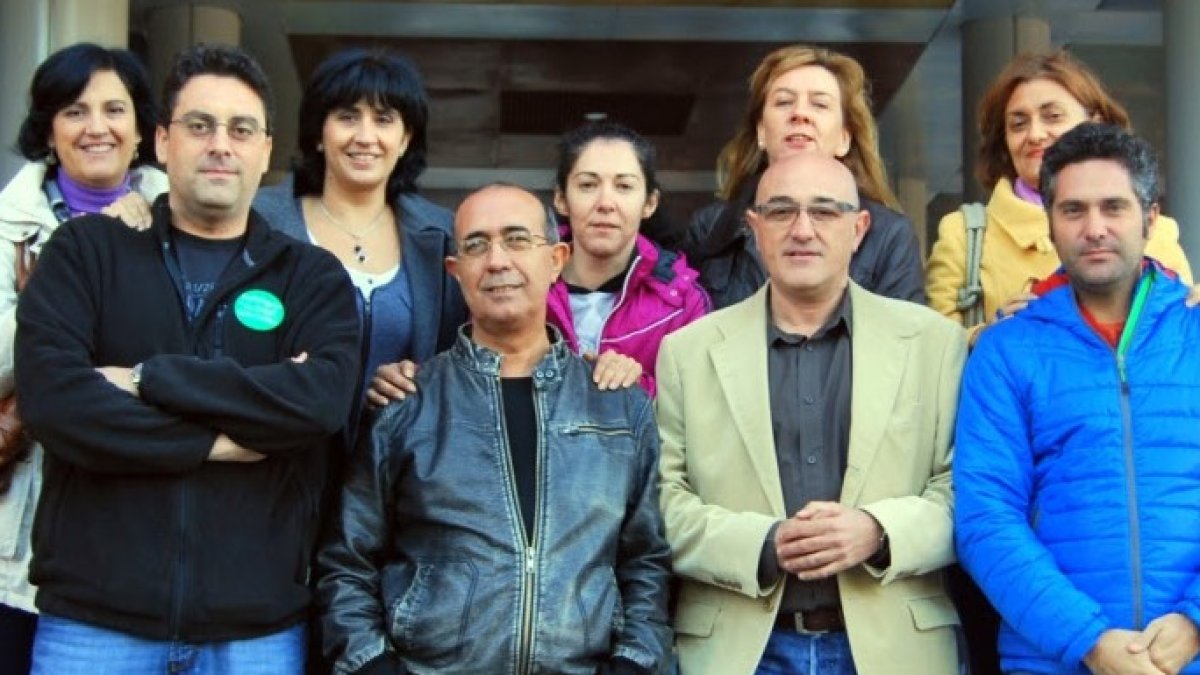 La sección sindical de UGT en Alcorcón: el segundo por la derecha, abajo, es su secretario general, agraciado con una plaza de funcionario junto a su mujer