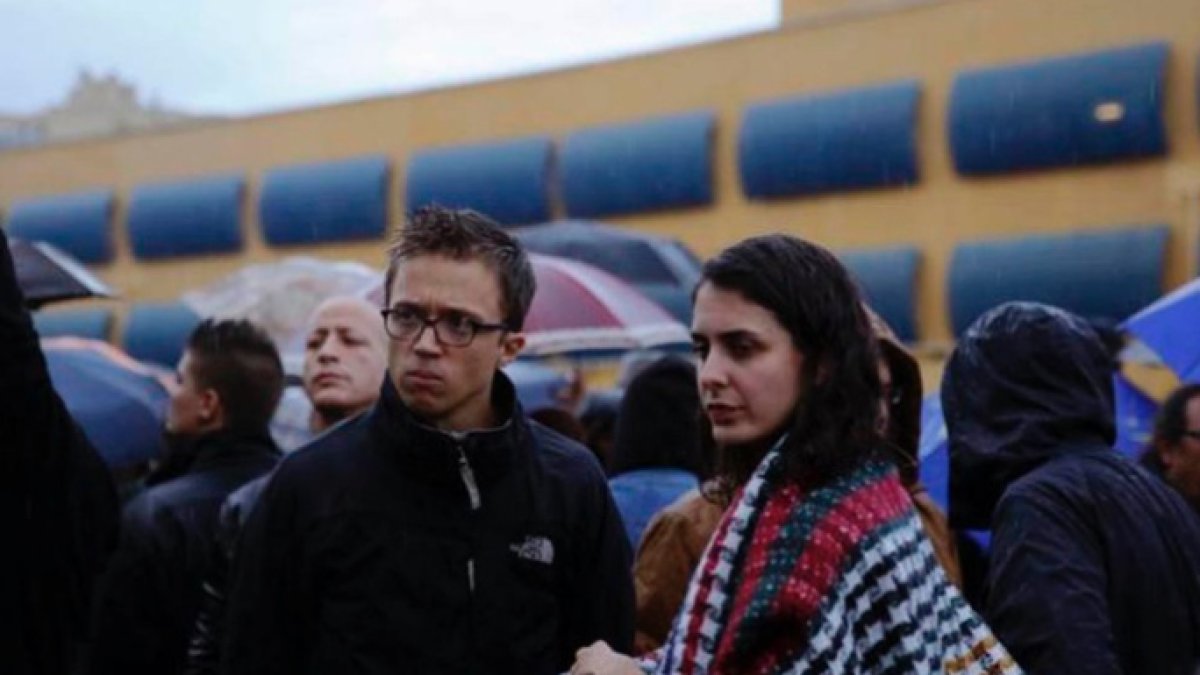 Iñigo Errejón y Rita Maestre, en una concentraciòn frente al CIE de Aluche (Madrid).