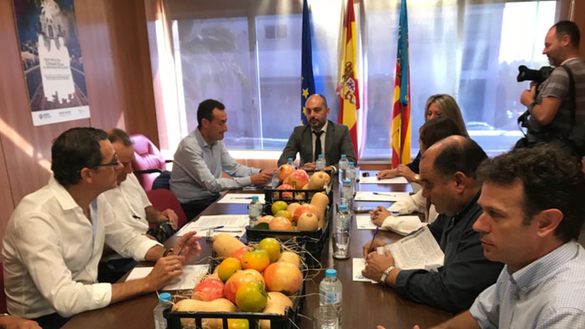 Javier Berenguer, junto al alcalde de Elche y otros responsables políticos de la Vega Baja.