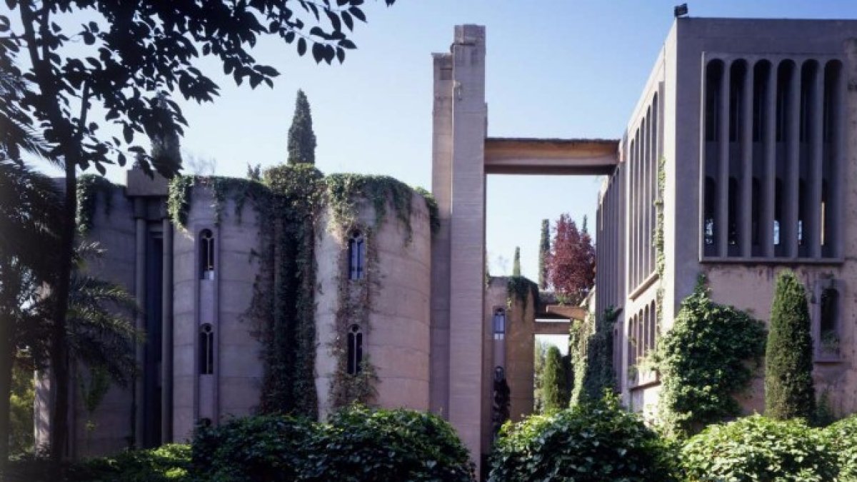 La fascinante fábrica de cemento en la que vive el arquitecto Ricardo Bofill