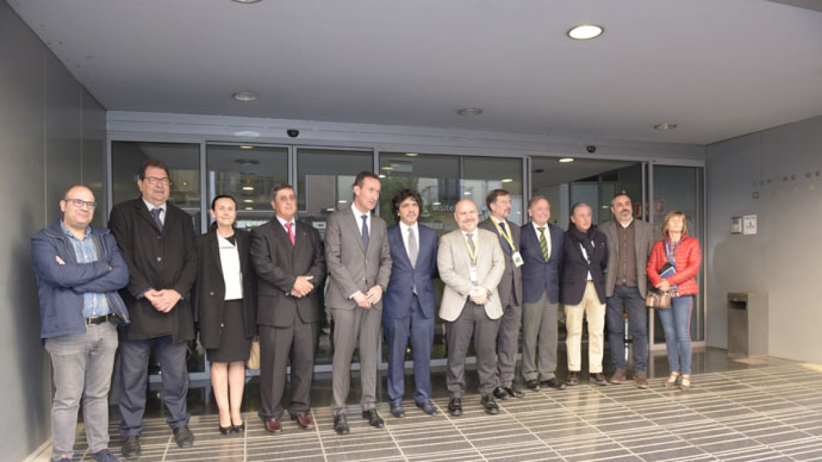 Autoridades que asistieron a la apertura del congreso.