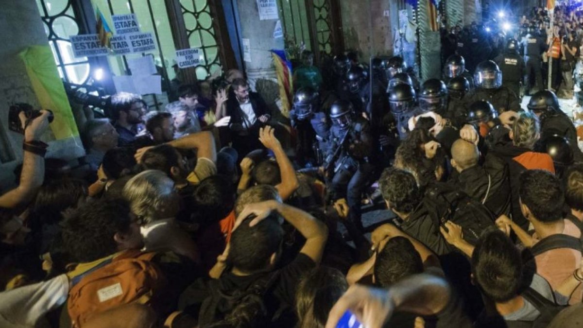 Imágenes del acoso a la comisaría de Policía de Reus, la pasada semana.