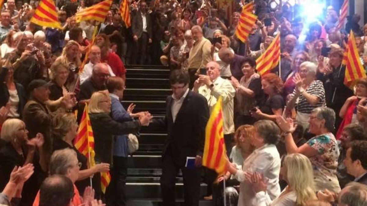 Puigdemont, rodeado de fieles, en un mitin en septiembre