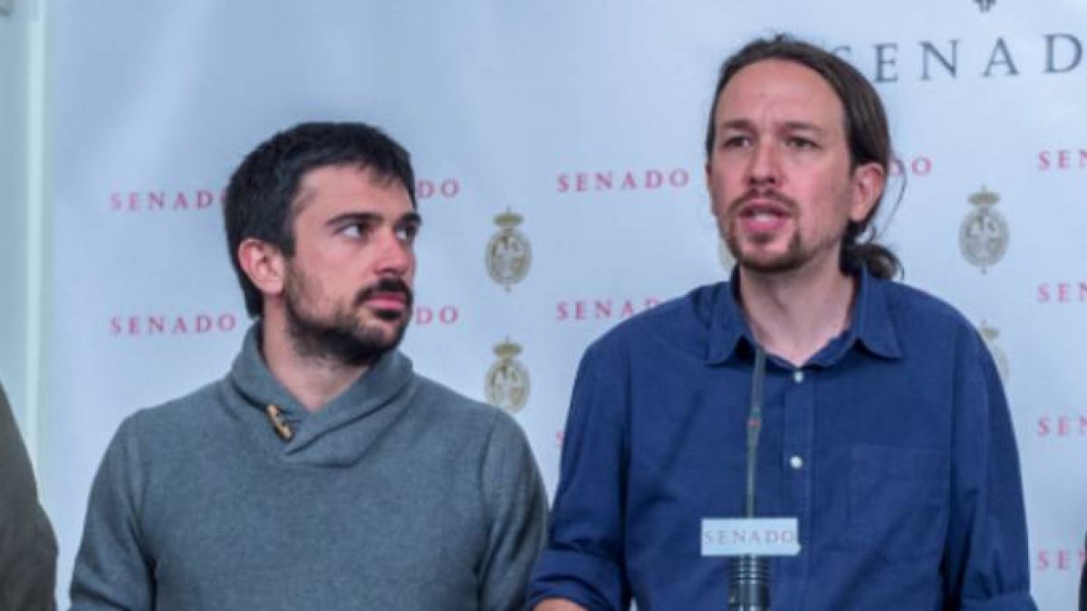 Espinar, junto a Pablo Iglesias en el Senado.