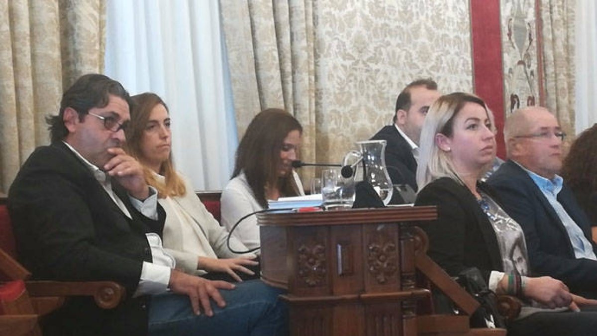 Los dos concejales no adscritos Fernando Sepulcre y Nerea Belmonte.