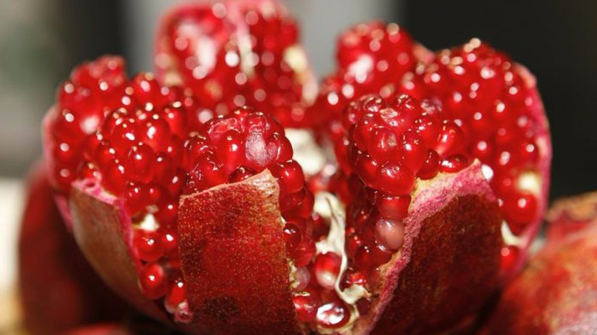 Granada: la bomba de antioxidantes que te mantiene joven por fuera y por dentro