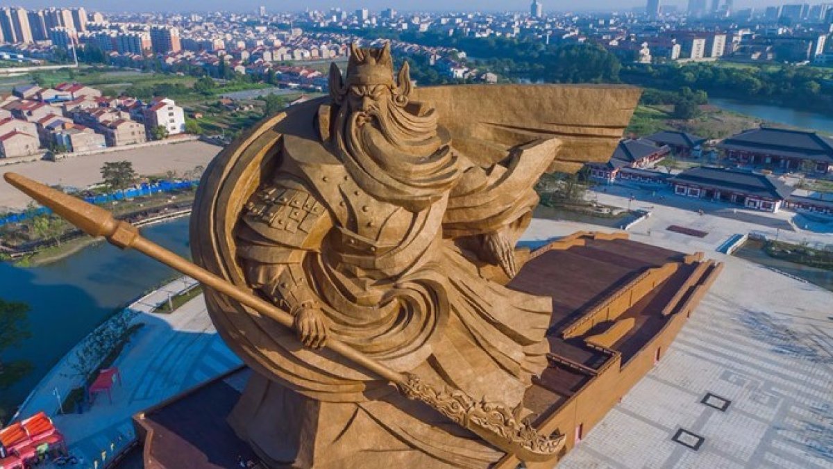 La estatua ha sido inaugurada en el parque Guan Yu de Jingzhou de China.