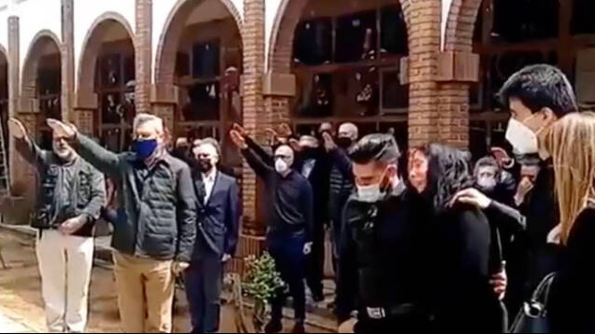 Entierro del ciclista fallecido acompañado de exaltaciones fascistas