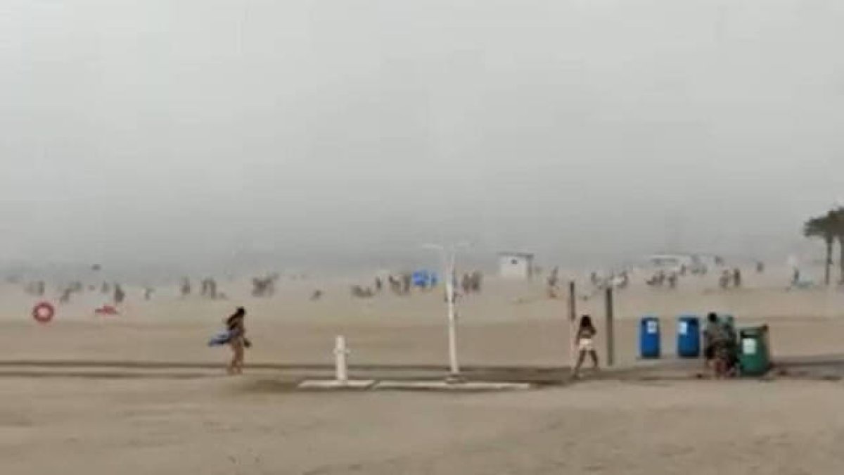 La tormenta se ha llevado por delante sombrillas, colchonetas y flotadores en la playa de Gandía