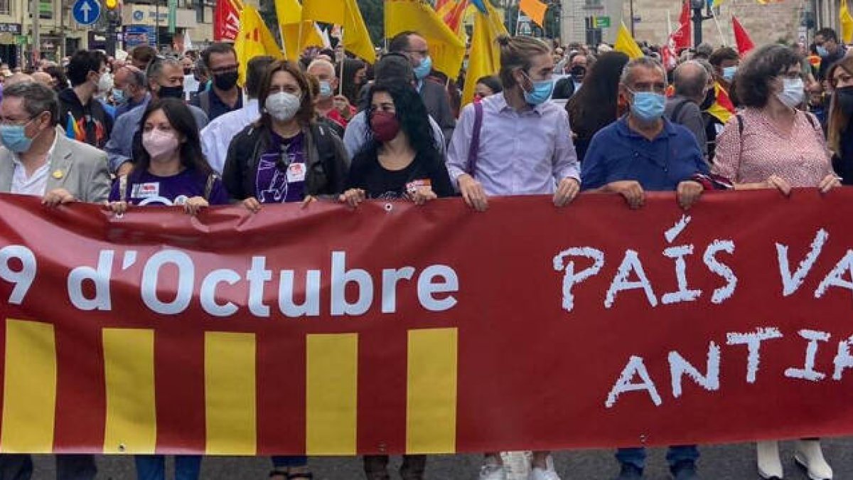 La consellera de Transparencia Rosa Pérez Garijo encabezando la marcha