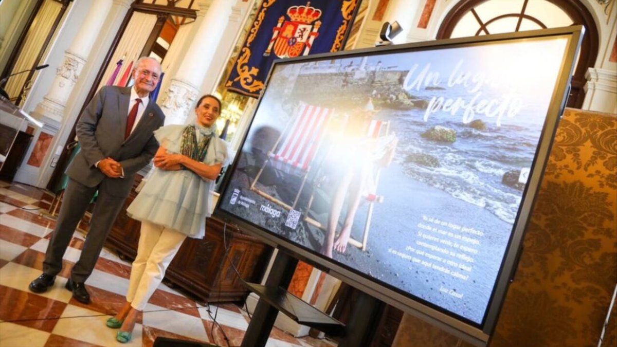 El alcalde de Málaga, Francisco de la Torre (PP-A) junto a la cantante Luz Casal.