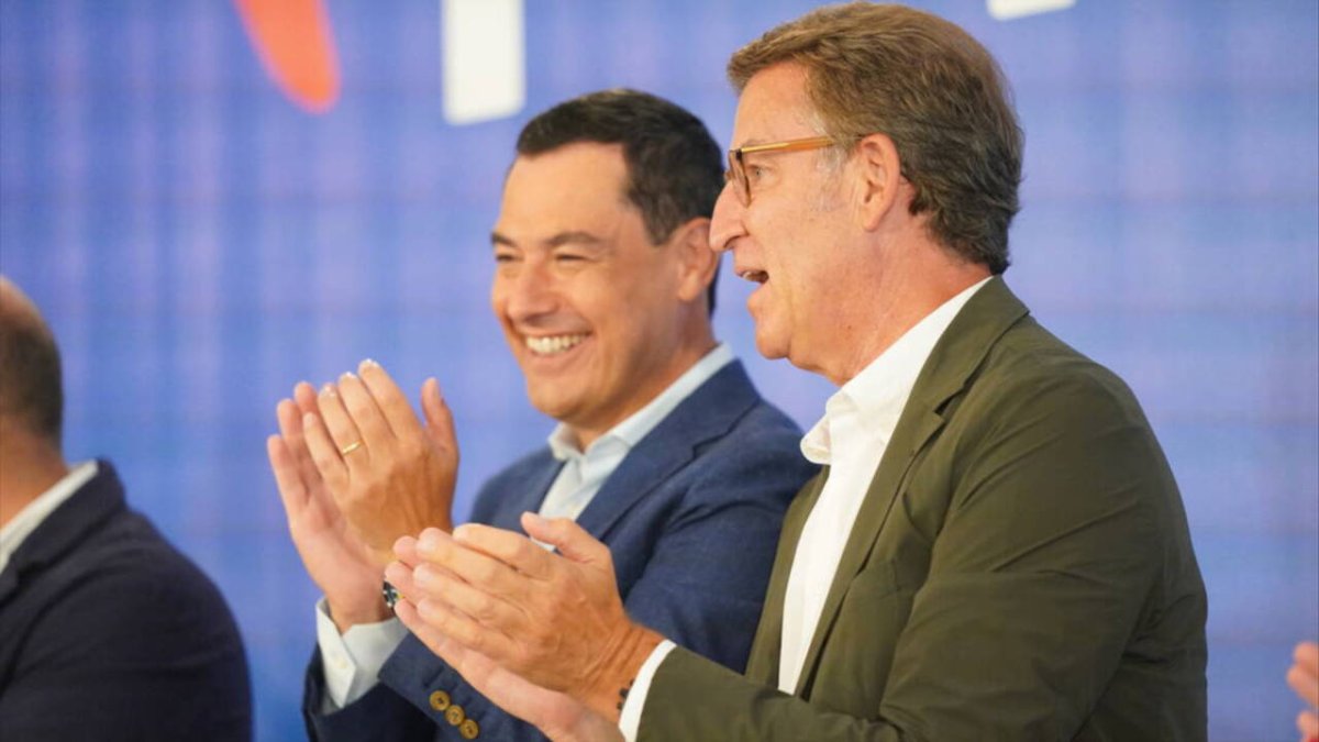 El presidente del PP, Alberto Núñez Feijóo, y el presidente del PP-A y de la Junta, Juanma Moreno, en la Junta Directiva del PP de Málaga.