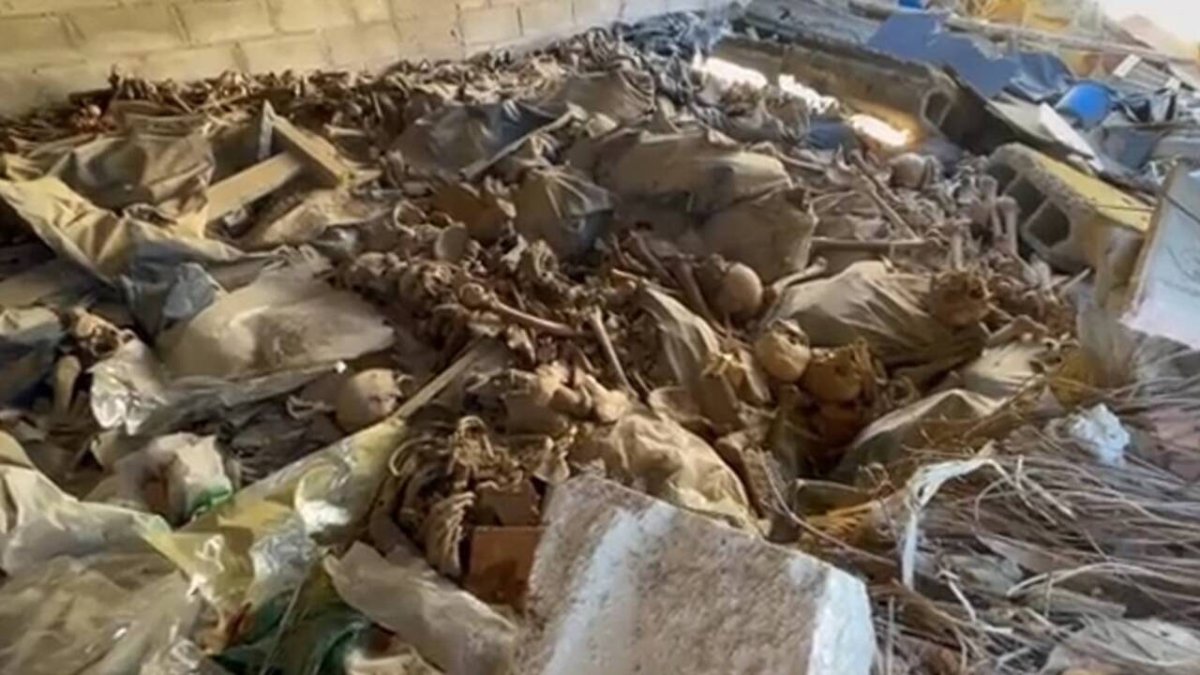 Imágenes de los restos denunciados por el PP en el cementerio de San Fernando de Sevilla.