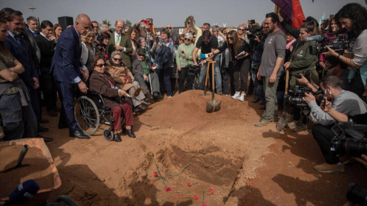 El alcalde de Sevilla, Antonio Muñoz, junto a los familiares de las víctimas en el acto