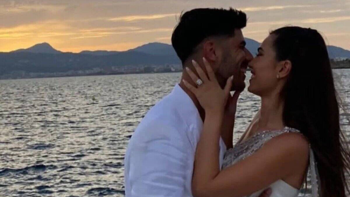 Marco y Sandra, disfrutando de su boda a la caída del sol en Mallorca. Instagram.