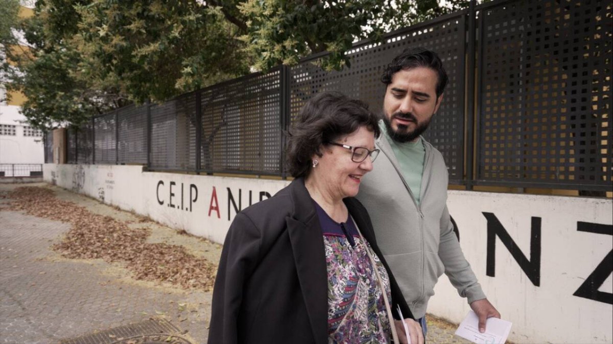 Alvise, líder de 'Se acabó la fiesta' votando con su madre en Sevilla.