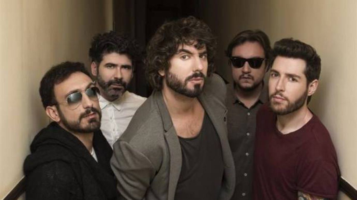 Izal, en el centro, con su banda