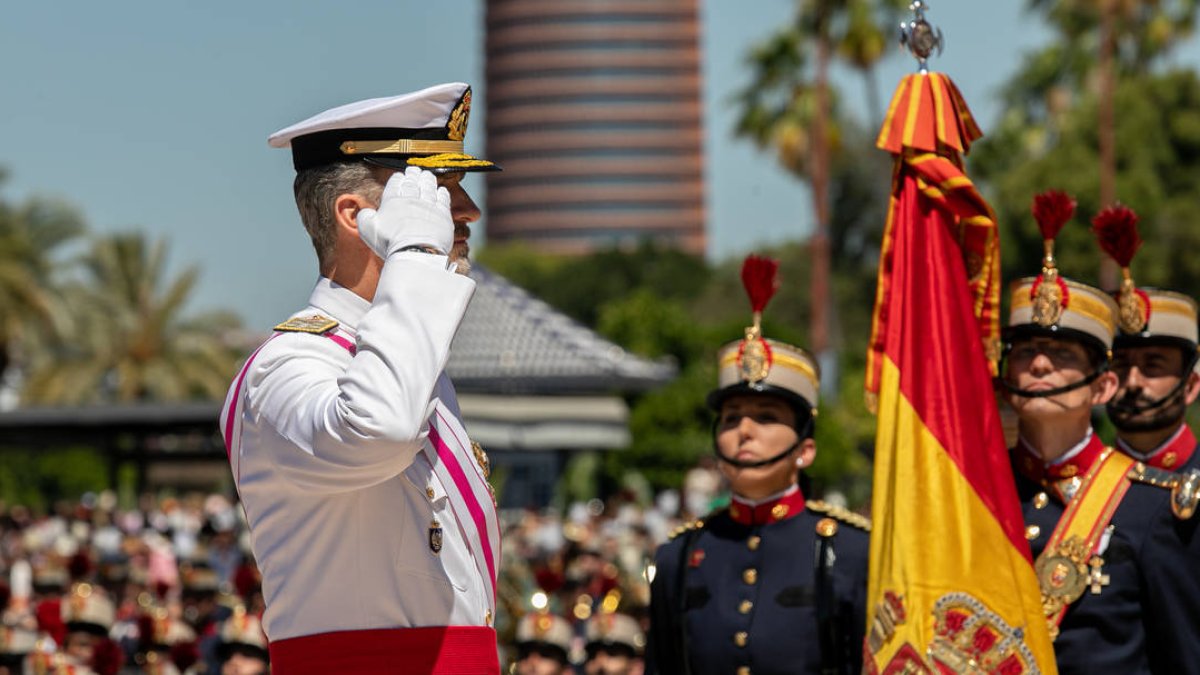El Rey ante la bandera, este sábado en Sevilla