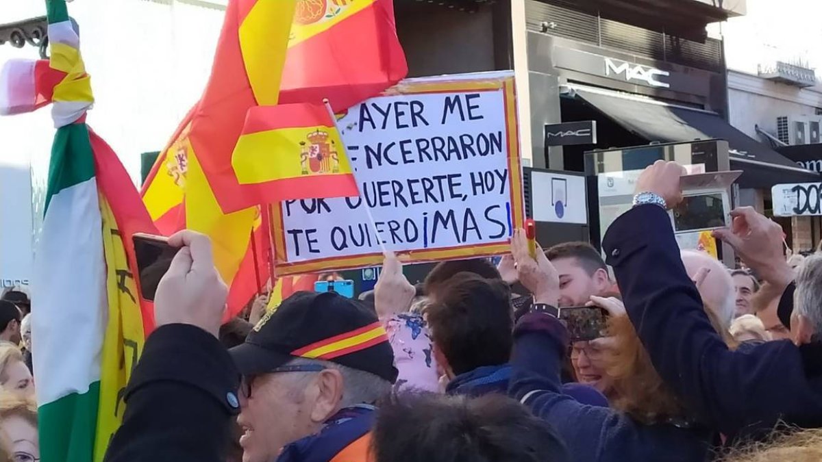 Miles de personas se echan a la calle para que Sánchez no rompa España