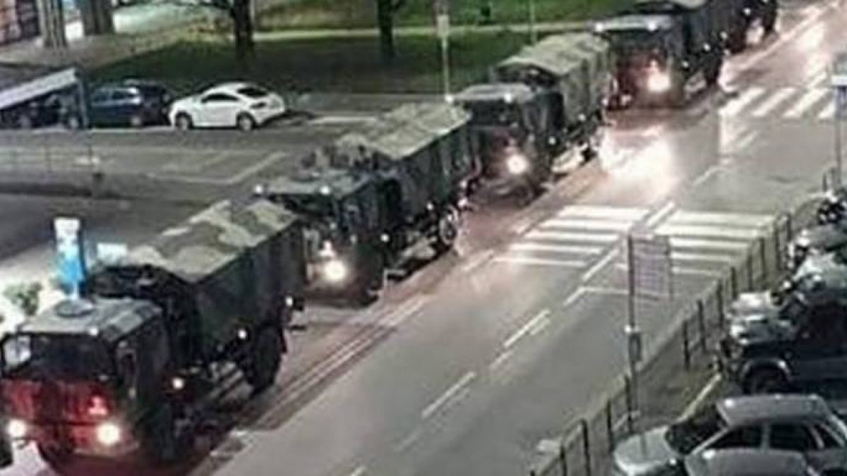 Convoyes militares italianos recogiendo féretros este jueves en Lombardía.