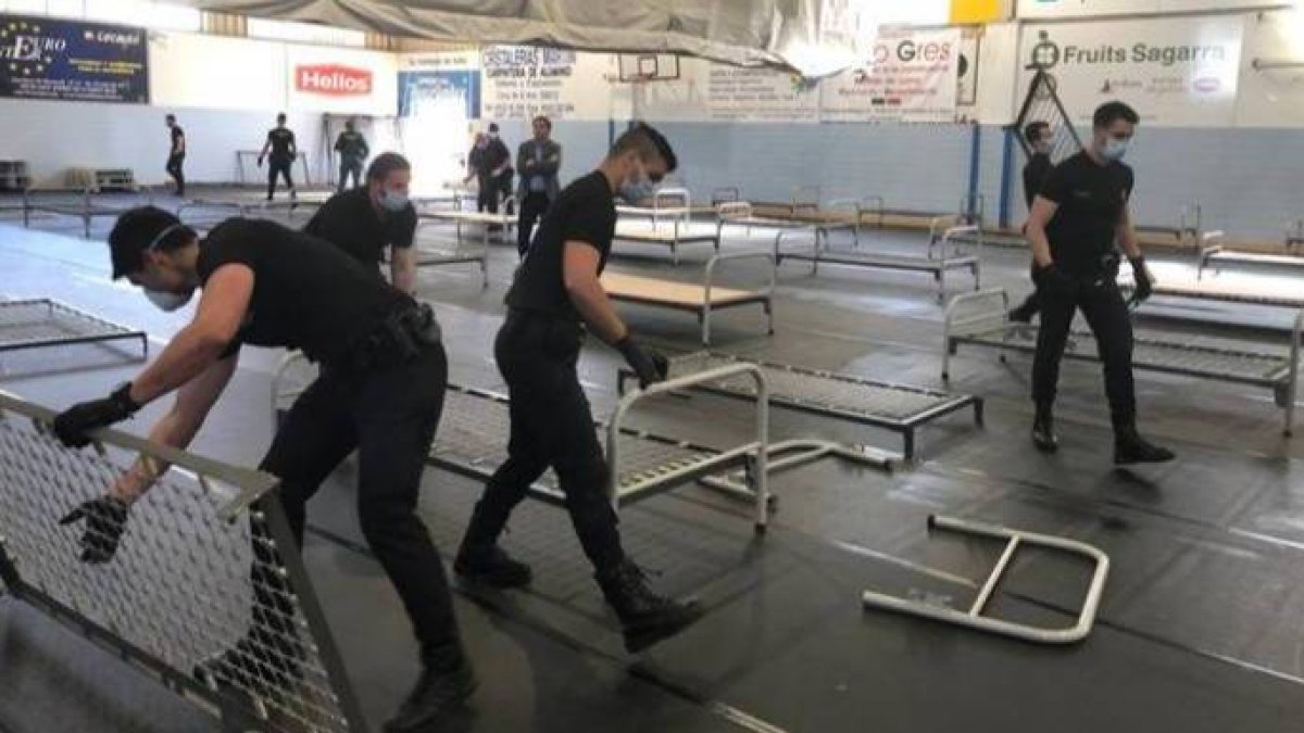 Guardias civiles levantado el hospital de campaña en Sant Andreu de la Barca.