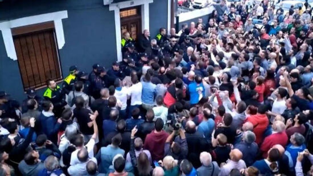 Vecinos indignados desalojando a los okupas