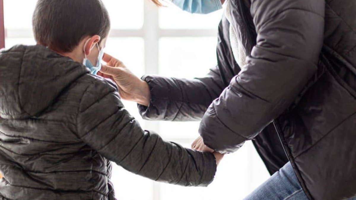 Un niño preparándose para salir a la calle