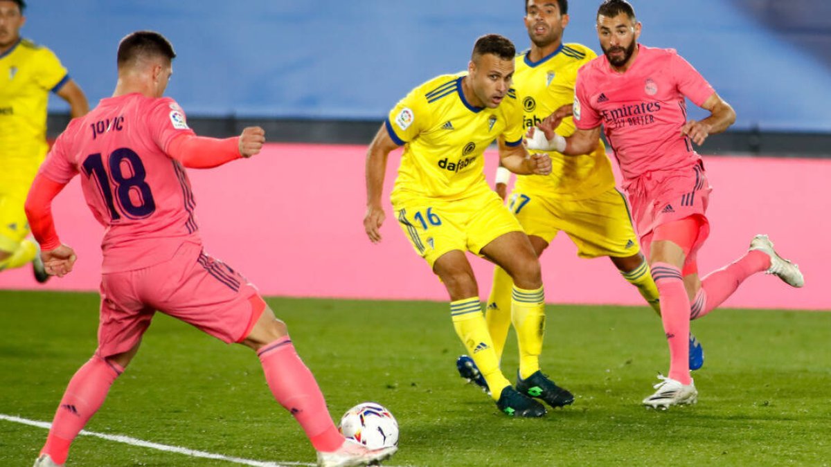 Jovic y Benzema, atacando el área del Cádiz en el encuentro que el Madrid perdió este sábado.