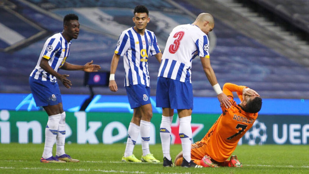 Pepe ayuda a Cristiano a levantarse en una acción del duelo Oporto-Juventus de octavos de la Champions.