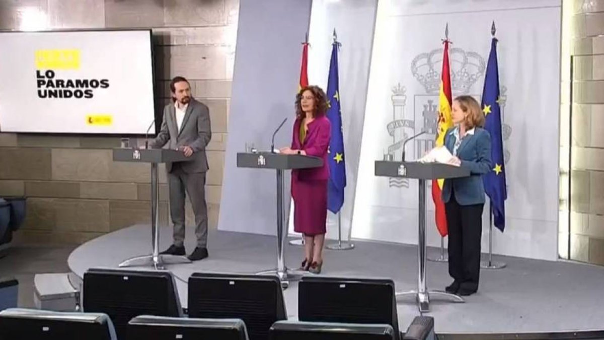 La ministra portavoz flanqueada por Iglesias y Calviño.