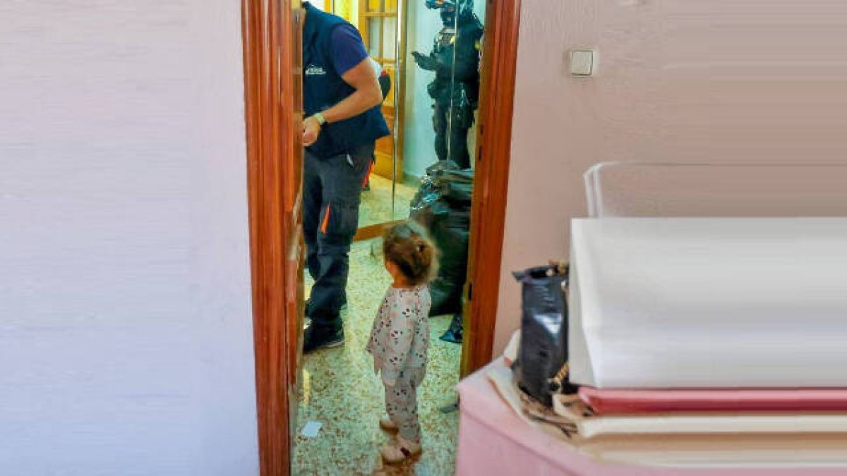 La niña ha sido testigo del desalojo de la vivienda