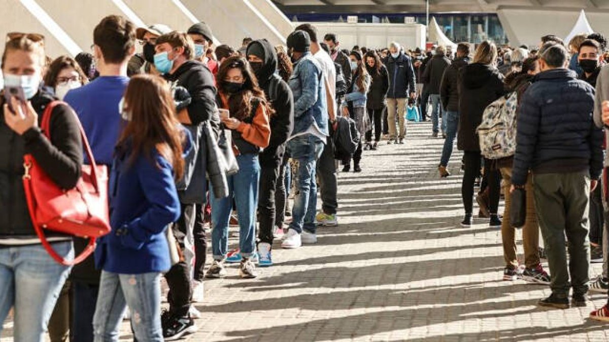 Los veinteañeros alcanzan una incidencia acumulada de 3.916 casos por cada 100.000 habitantes