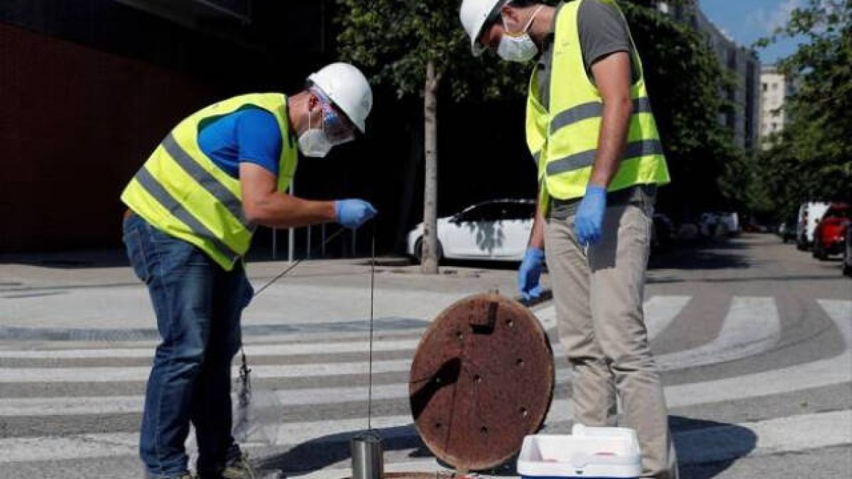 Los técnicos de Aguas de Alicante comprueban el estado de las aguas residuales en varios puntros de la ciudad