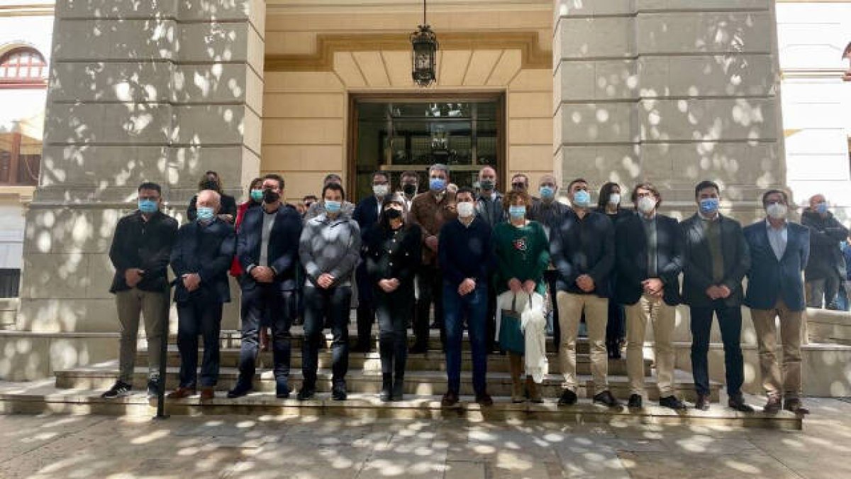 Políticos y personal de la Diputación de Alicante han guardado cinco minutos de silencio